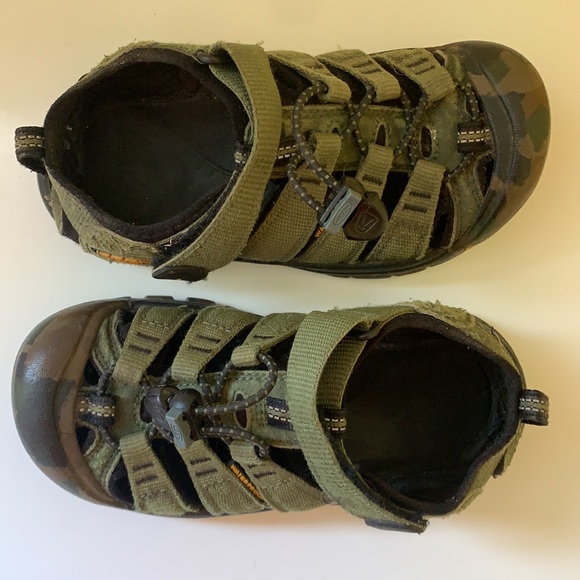 Kids Green and Camouflage Waterproof Keens Shoes - Picture 2 of 16